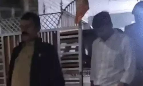 अमित बघेल को पकड़ने टिकरापारा में पुलिस की रेड अमित बघेल को पकड़ने टिकरापारा में पुलिस की रेड