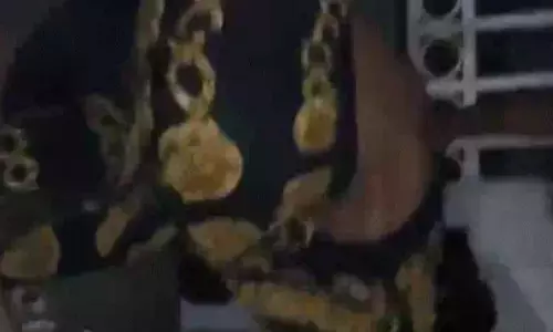 किन्नर ने युवती को पीटा, वायरल वीडियो को पुलिस ने बताया दो महीने पुराना किन्नर ने युवती को पीटा, वायरल वीडियो को पुलिस ने बताया दो महीने पुराना
