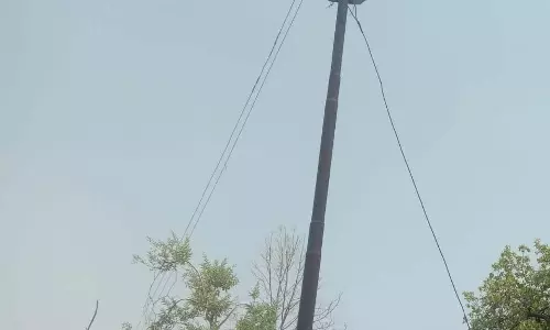 OMG रास्ते पर मौत! बिजली का खंभा गिरा, और फिर... OMG रास्ते पर मौत! बिजली का खंभा गिरा, और फिर...