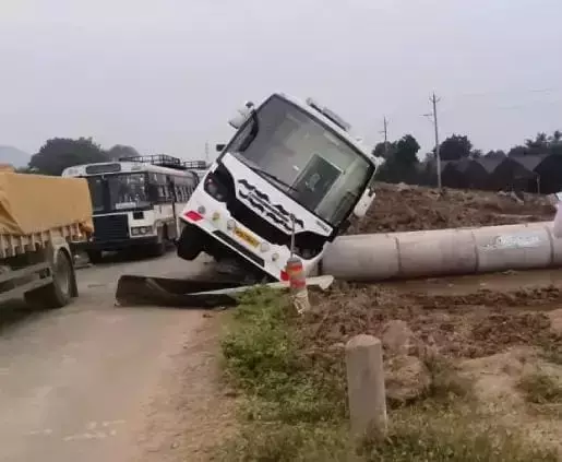 पालनाडु Hyderabad -बापटला निजी बस पलटी, यात्री सुरक्षित पालनाडु Hyderabad -बापटला निजी बस पलटी, यात्री सुरक्षित