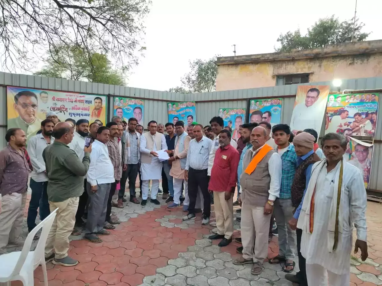 Rajgarh: वन विभाग की कार्रवाई से नाराज़ संचालक पहुंचे राज्यमंत्री पंवार के पास Rajgarh: वन विभाग की कार्रवाई से नाराज़ संचालक पहुंचे राज्यमंत्री पंवार के पास