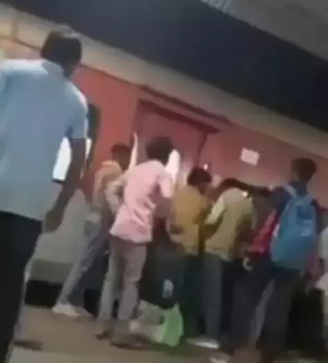 Jabalpur: रेलवे स्टेशन पर वेंडर ने यात्री को पीटा, पुलिस ने किया गिरफ्तार Jabalpur: रेलवे स्टेशन पर वेंडर ने यात्री को पीटा, पुलिस ने किया गिरफ्तार