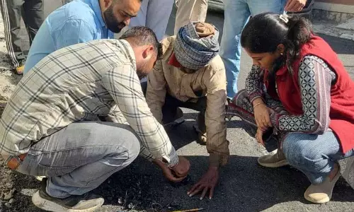 Hoshiarpur DC ने सड़क निर्माण कार्यों का निरीक्षण किया, सख्त गुणवत्ता मानदंडों के आदेश दिए Hoshiarpur DC ने सड़क निर्माण कार्यों का निरीक्षण किया, सख्त गुणवत्ता मानदंडों के आदेश दिए