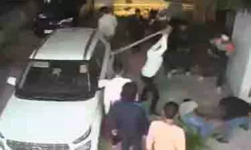 Etawah में घर के बाहर व्यक्ति की रॉड और डंडों से पिटाई