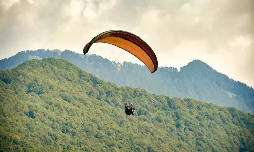 Rani Sui Hills में दुर्घटना के बाद ऑस्ट्रियाई पैराग्लाइडर को बचाया गया