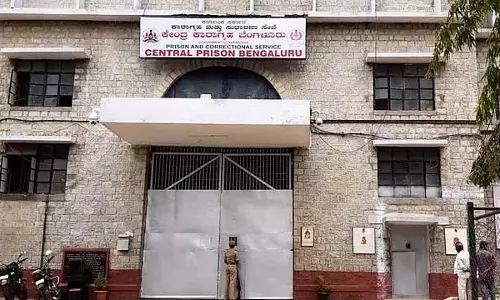 परप्पना अग्रहारा सेंट्रल जेल में कैदियों को शाही मेहमाननवाज़ी: तीन अधिकारी सस्पेंड परप्पना अग्रहारा सेंट्रल जेल में कैदियों को शाही मेहमाननवाज़ी: तीन अधिकारी सस्पेंड