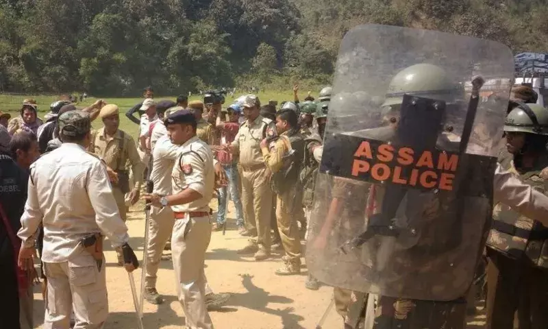 Assam: हैलाकांडी में भीड़ ने पुलिस टीम पर हमला किया, ड्राइवर घायल, 10 गिरफ्तार