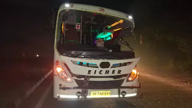 रेढ़ाखोल में बस-ट्रॉलर ट्रक की टक्कर में कंडक्टर की मौत रेढ़ाखोल में बस-ट्रॉलर ट्रक की टक्कर में कंडक्टर की मौत