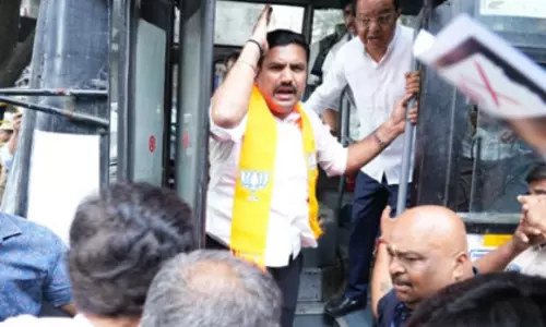 बेंगलुरु में CM आवास मार्च के दौरान भाजपा नेता हिरासत में