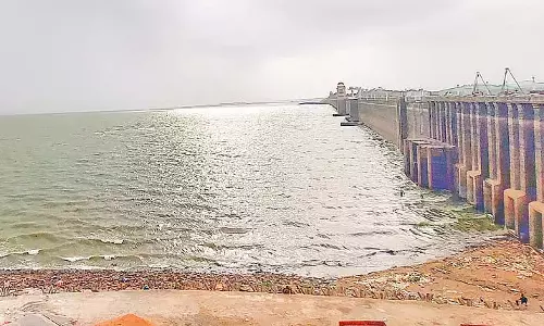 शौचालय खाली कराने का विवाद: तहसीलदार ने दौरा किया