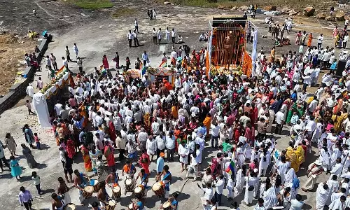 Karnataka : शांतिगिरी में मुनि महाराज की मूर्ति पर हजारों भक्त आते है Karnataka : शांतिगिरी में मुनि महाराज की मूर्ति पर हजारों भक्त आते है