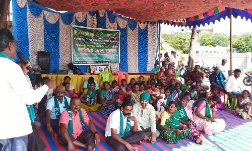 व्यापक जल विकास की मांग: रात भर धरना जारी व्यापक जल विकास की मांग: रात भर धरना जारी