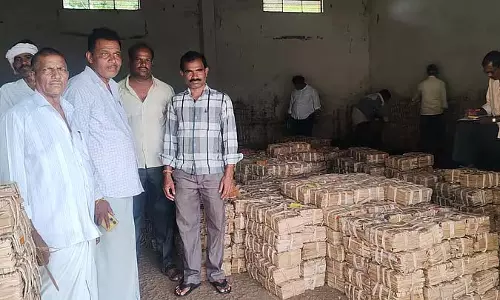 गुड़ की नीलामी में देरी हुई; किसानों ने APMC अधिकारियों से मदद करने की अपील की गुड़ की नीलामी में देरी हुई; किसानों ने APMC अधिकारियों से मदद करने की अपील की
