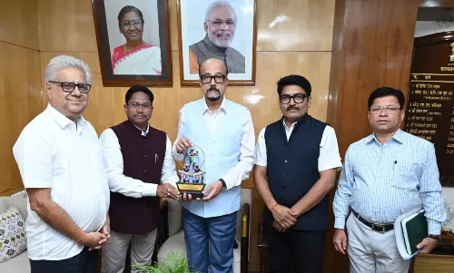राज्यपाल रमेन डेका से राज्य अनुसूचित जनजाति आयोग के अध्यक्ष मंडावी ने सौजन्य मुलाकात की राज्यपाल रमेन डेका से राज्य अनुसूचित जनजाति आयोग के अध्यक्ष मंडावी ने सौजन्य मुलाकात की