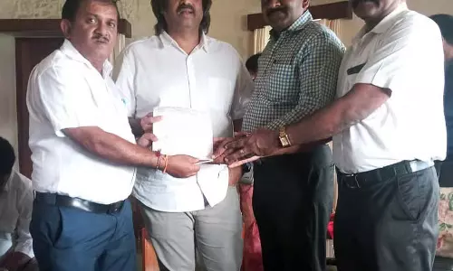 टीचर्स एसोसिएशन ने मंत्री मधु बंगारप्पा से विभिन्न मांगों को पूरा करने की अपील की टीचर्स एसोसिएशन ने मंत्री मधु बंगारप्पा से विभिन्न मांगों को पूरा करने की अपील की