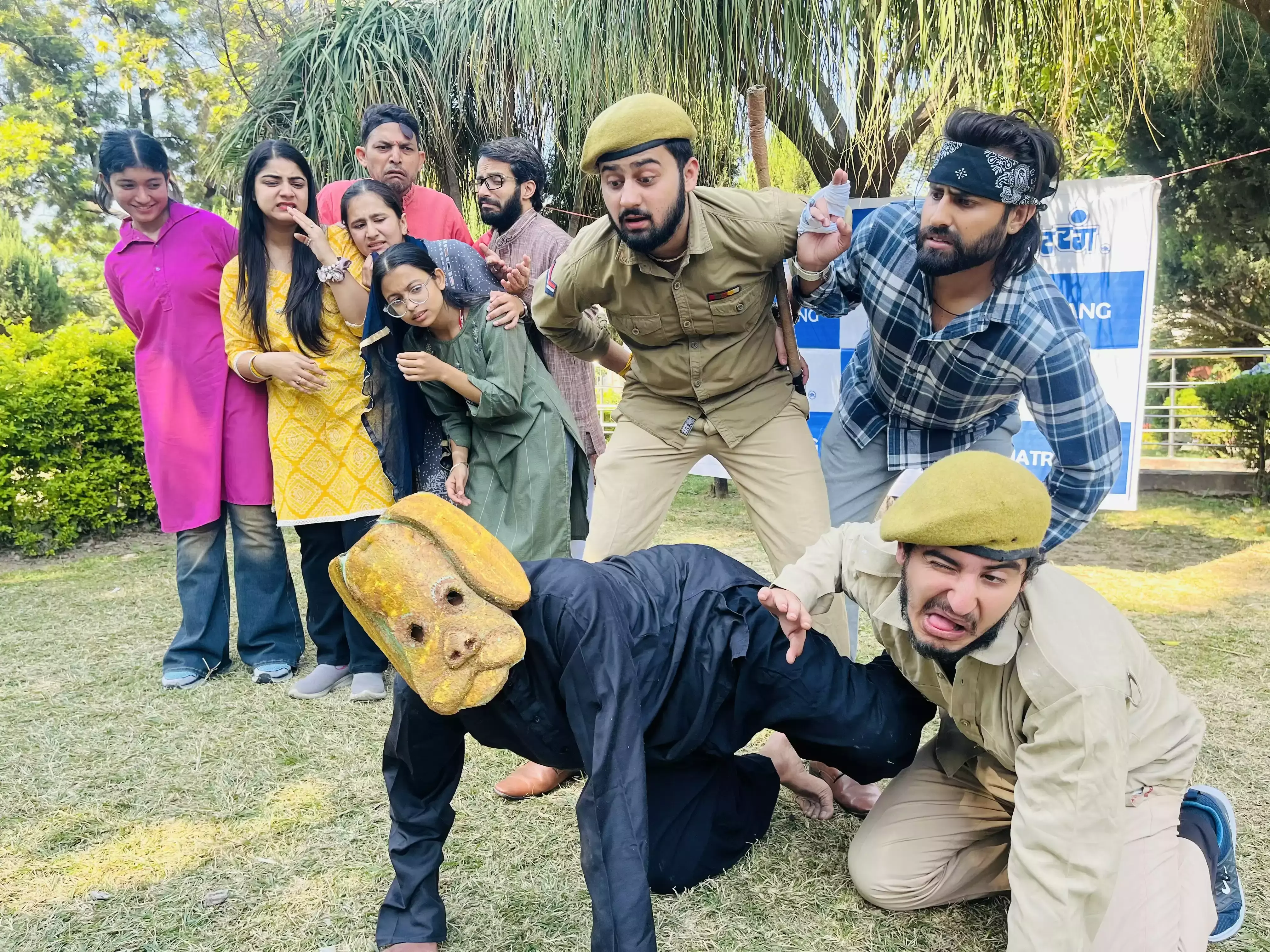 Jammu: नटरंग के संडे थिएटर में गिरगिट नाटक का सफल मंचन Jammu: नटरंग के संडे थिएटर में गिरगिट नाटक का सफल मंचन
