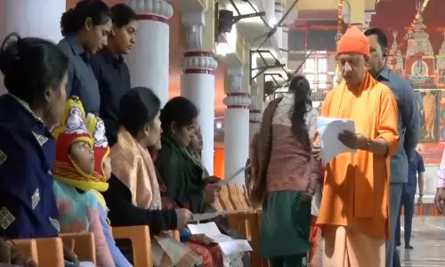 CM योगी आदित्यनाथ ने गोरखपुर के गोरखनाथ मंदिर में जनता दर्शन किए