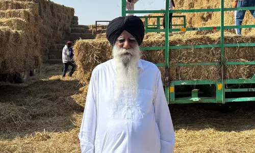 Fatehabad के 68 वर्षीय किसान ने फसल के कचरे को आय और रोजगार में बदला