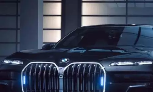 सड़क पर काल बनी BMW