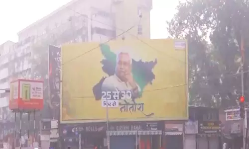 25 से 30, फिर से नीतीश: पटना में सीएम नीतीश कुमार के समर्थन वाला होर्डिंग देखा गया