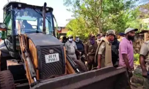 बारबिल में कार्रवाई, आपराधिक आरोपियों के घरों को बुलडोजर से तोड़ा बारबिल में कार्रवाई, आपराधिक आरोपियों के घरों को बुलडोजर से तोड़ा