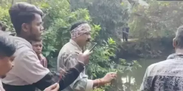 West Medinipur: तालाब में मिला लाश का रहस्य, पुलिस ने शुरू की जांच West Medinipur: तालाब में मिला लाश का रहस्य, पुलिस ने शुरू की जांच