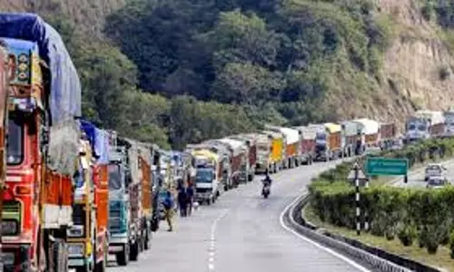 Jammu: जम्मू-श्रीनगर हाईवे यातायात के लिए सामान्य रूप से खुला Jammu: जम्मू-श्रीनगर हाईवे यातायात के लिए सामान्य रूप से खुला