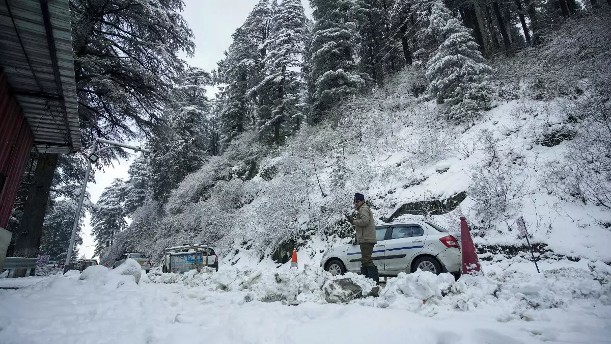 Srinagar: कश्मीर के कई हिस्सों में जमी बर्फ, तापमान फ्रीजिंग पॉइंट से नीचे Srinagar: कश्मीर के कई हिस्सों में जमी बर्फ, तापमान फ्रीजिंग पॉइंट से नीचे