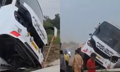 हैदराबाद-बापटला बस पलटी, 30 यात्री सुरक्षित