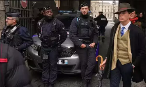 Louvre Heist का फेडोरा मैन: 15 वर्षीय पेड्रो वायरल हुआ Louvre Heist का फेडोरा मैन: 15 वर्षीय पेड्रो वायरल हुआ