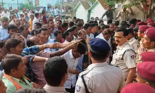 धान पंजीकरण को लेकर किसानों और पुलिस के बीच झड़प, बरगढ़ में तनाव