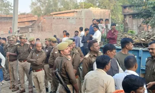 Bareilly: किसान के अंतिम संस्कार पर शांति बनाए रखने के लिए तैनात रही पुलिस