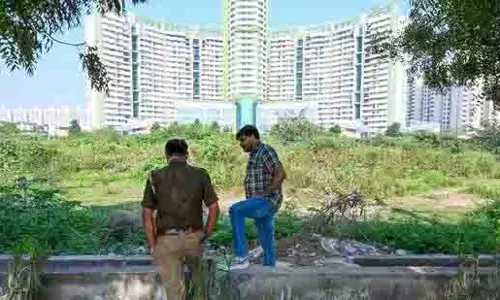 Noida: महिला की सिर कलम हत्या के सुराग खोजने के लिए नालों की सफाई Noida: महिला की सिर कलम हत्या के सुराग खोजने के लिए नालों की सफाई