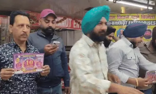 Ludhiana: लुधियाना में ढोल-ढमाके के बीच लॉटरी विजेता की खोज जारी