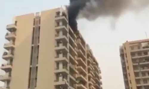 Dwarka एक्सप्रेसवे पर टावर ए की ऊपरी मंजिल में आग, राहत-बचाव जारी