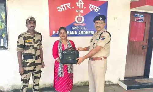 अंधेरी RPF ने महिला यात्री का ₹2.94 लाख का खोया बैग लौटाया अंधेरी RPF ने महिला यात्री का ₹2.94 लाख का खोया बैग लौटाया