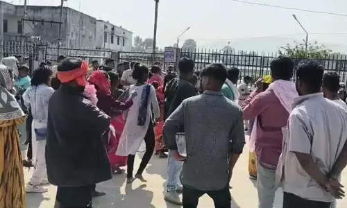 पुलिस कस्टडी में डेथ: थाने के बाहर बवाल, परिजनों ने लाश लेने से किया इनकार पुलिस कस्टडी में डेथ: थाने के बाहर बवाल, परिजनों ने लाश लेने से किया इनकार