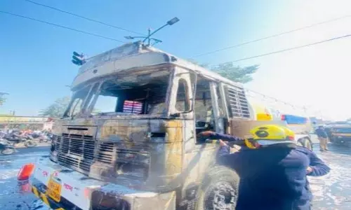 Shewalewadi चौक पर पेट्रोल टैंकर में आग लगी; जवानों ने विस्फोट टाला Shewalewadi चौक पर पेट्रोल टैंकर में आग लगी; जवानों ने विस्फोट टाला