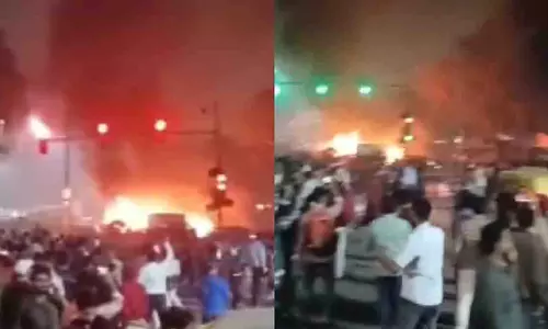Delhi: लाल किले के पास एक कार में विस्फोट की खबर, तस्वीरें सामने आईं Delhi: लाल किले के पास एक कार में विस्फोट की खबर, तस्वीरें सामने आईं