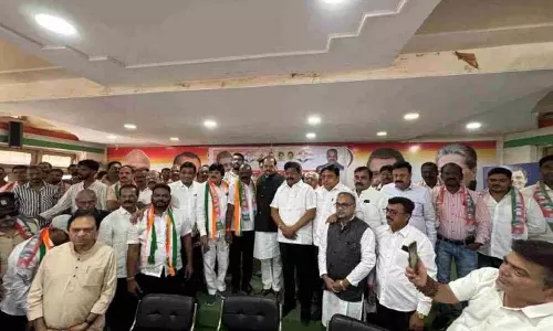 Uddhav Sena के पूर्व पार्षद कांग्रेस में लौटे; ठाकरे-चतुर्वेदी का प्रभाव खत्म Uddhav Sena के पूर्व पार्षद कांग्रेस में लौटे; ठाकरे-चतुर्वेदी का प्रभाव खत्म