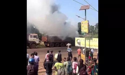 Odisha के क्योंझर में रिमुली छाक के पास हाइवा ट्रक में आग लग गई
