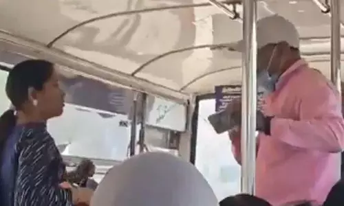 Hyderabad सिटी बस में एक वरिष्ठ नागरिक और महिला के बीच झड़प का वीडियो वायरल Hyderabad सिटी बस में एक वरिष्ठ नागरिक और महिला के बीच झड़प का वीडियो वायरल
