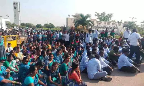 IIT हैदराबाद में आउटसोर्सिंग कर्मचारियों ने वेतन में देरी का विरोध किया