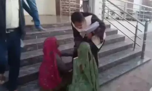 Madhya Pradesh में आदिवासी महिलाओं ने अधिकारियों के पैरों में गिरकर न्याय की गुहार लगाई