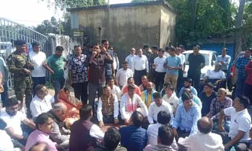 कारोबारी से लूट और फायरिंग पर व्यापारियों का फूटा गुस्सा, बंद रहीं सैकड़ों दुकानें