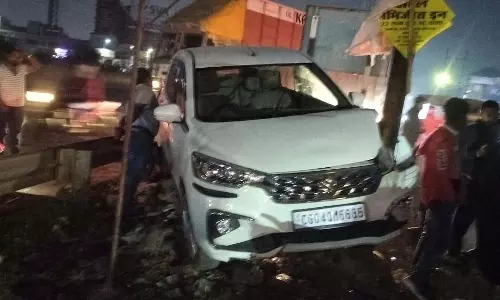 Raipur Breaking: रिंग रोड पर अर्टिगा कार खंभे से टकराई, चालक फरार
