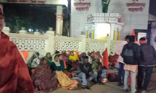 देर रात शिक्षक अनुकंपा नियुक्ति के लिए किया धरना प्रदर्शन, पुलिस मौके पर पहुंची देर रात शिक्षक अनुकंपा नियुक्ति के लिए किया धरना प्रदर्शन, पुलिस मौके पर पहुंची