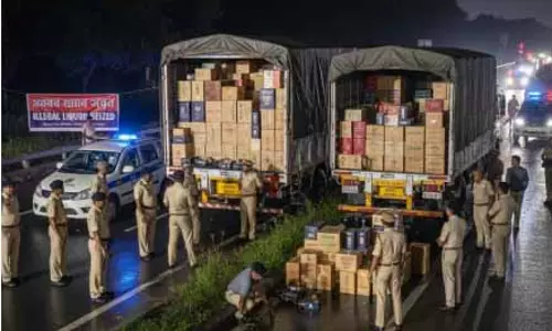 दो ट्रक अवैध विदेशी शराब जब्त, पुलिस ने तस्करी पर कसा शिकंजा दो ट्रक अवैध विदेशी शराब जब्त, पुलिस ने तस्करी पर कसा शिकंजा