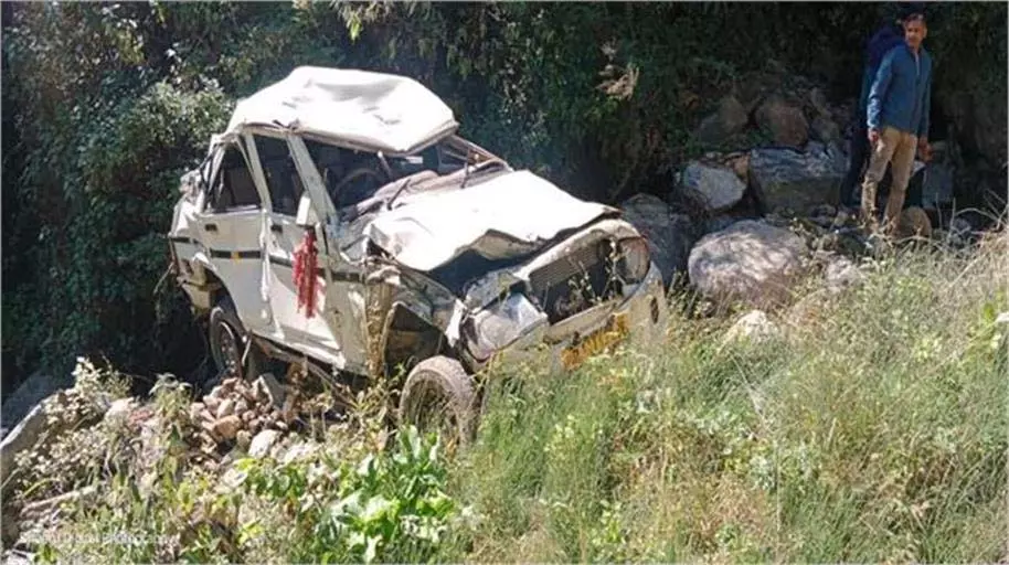 Uttarakhand: 300 मीटर गहरी खाई में गिरी बोलेरो , मची अफरा-तफरी Uttarakhand: 300 मीटर गहरी खाई में गिरी बोलेरो , मची अफरा-तफरी