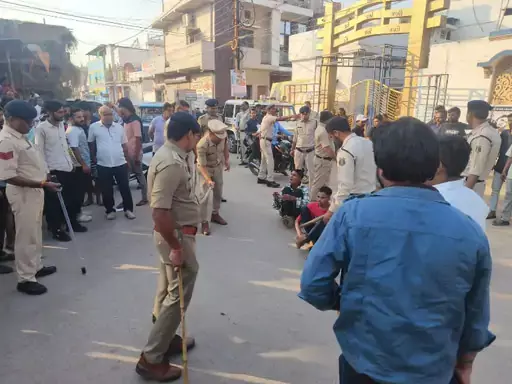 डंडे चलाकर हत्यारों का जुलुस निकाला, पुलिस ने सिखाया सबक डंडे चलाकर हत्यारों का जुलुस निकाला, पुलिस ने सिखाया सबक